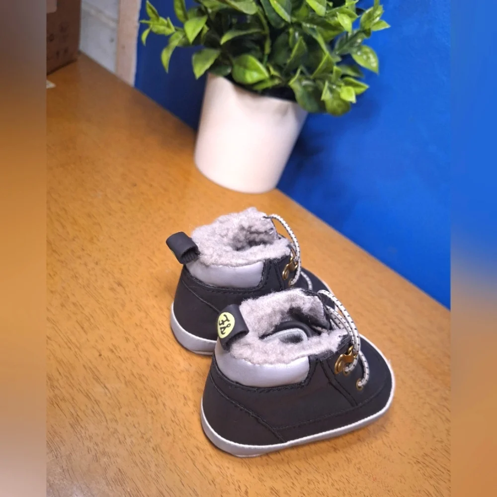 Black and Gray Kids Boots with Faux Fur Size 6/9M